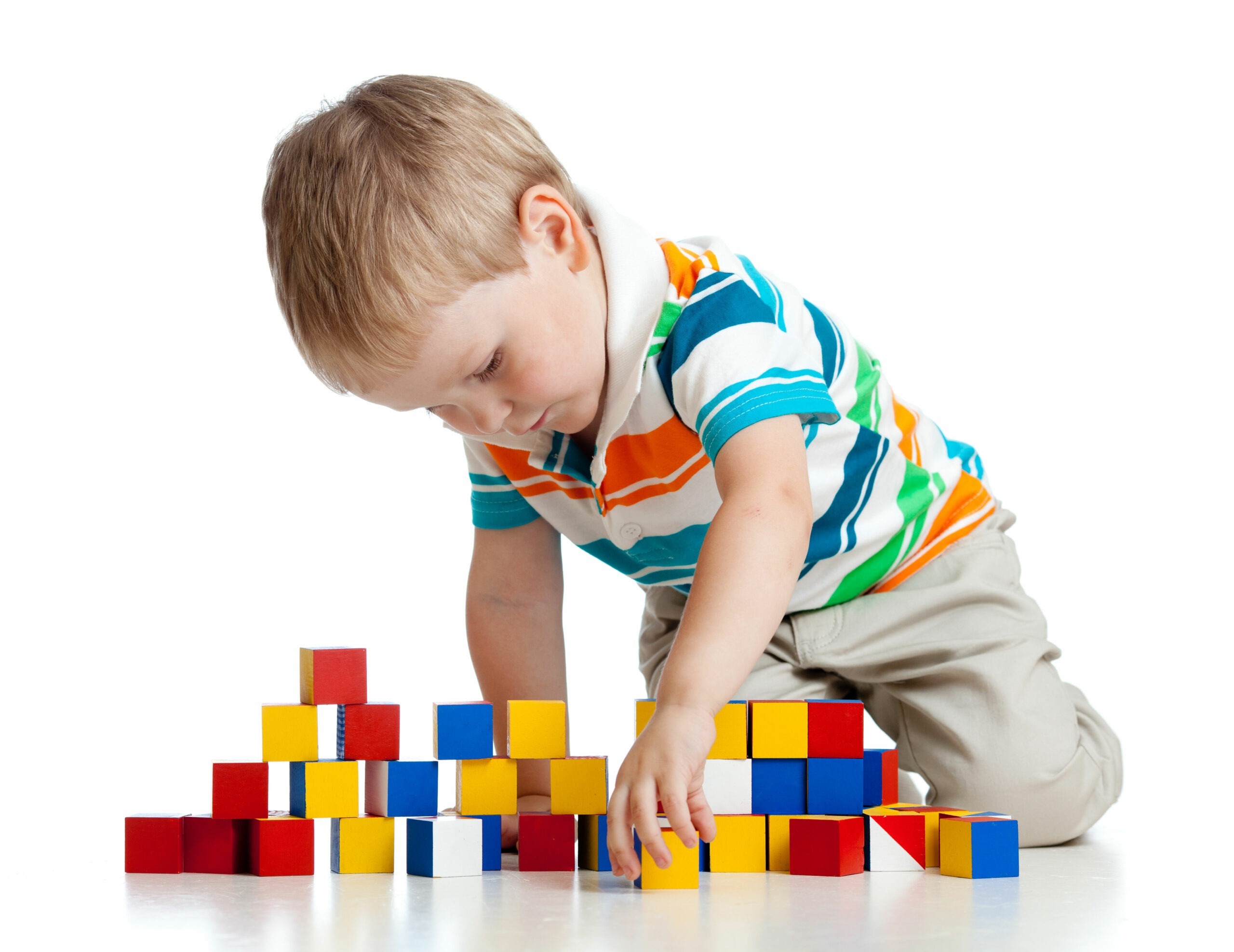 Image with a kid playing with cubes